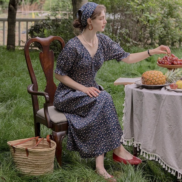 Dresses & Skirts - Black floral print midi dress